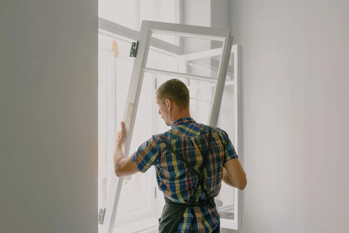 Instalador montando el marco de una ventana